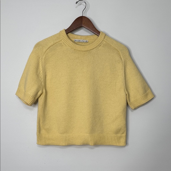 Abercrombie & Fitch Madeline Crew Neck Yellow Sweater Tee Size Small - Picture 4 of 9